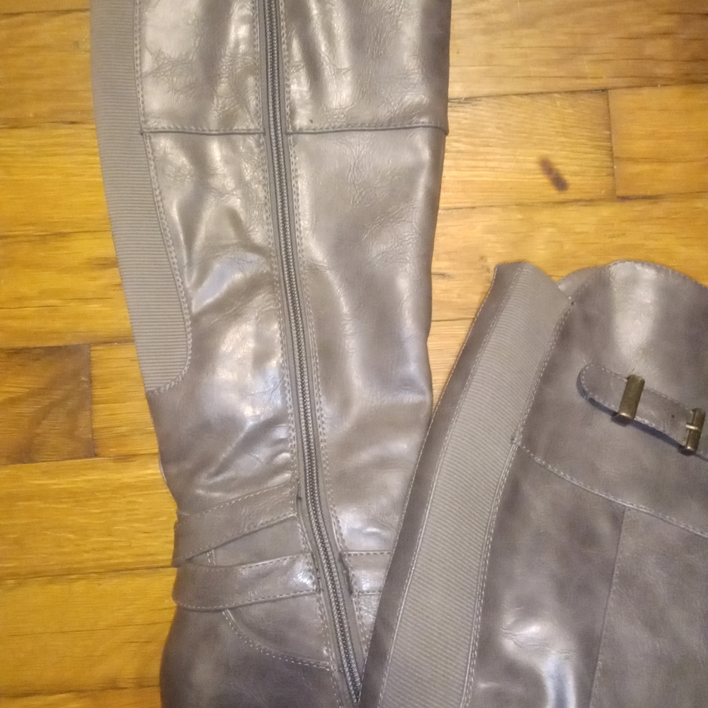 Boots - Picture 4 of 6